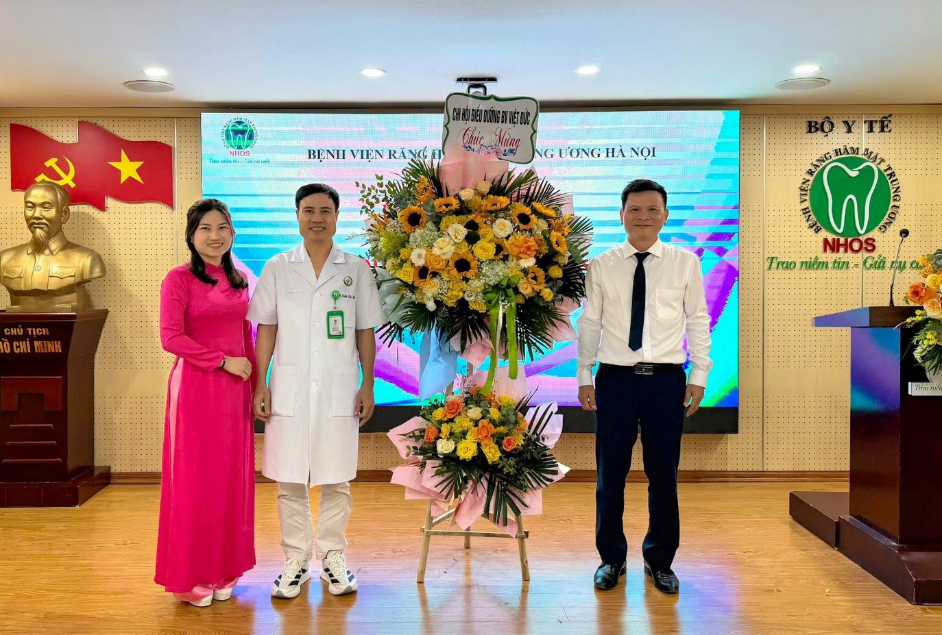Bộ Y tế và các đơn vị tặng hoa chúc mừng bệnh viện